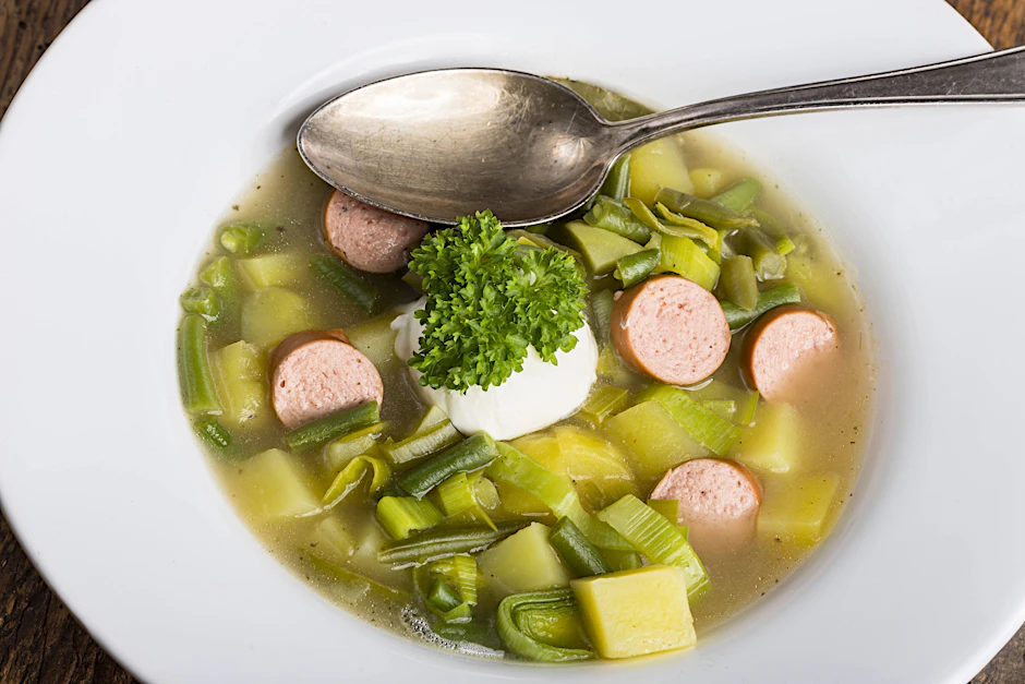 Richtig lecker, richtig gesund: Omas leckere Schnippelbohnen mit Bockwurst. Die Zutaten können bei dem Rezept je nach Geschmack variiert werden - hier sind noch Kartoffelwürfel und reichlich Porree enthalten.