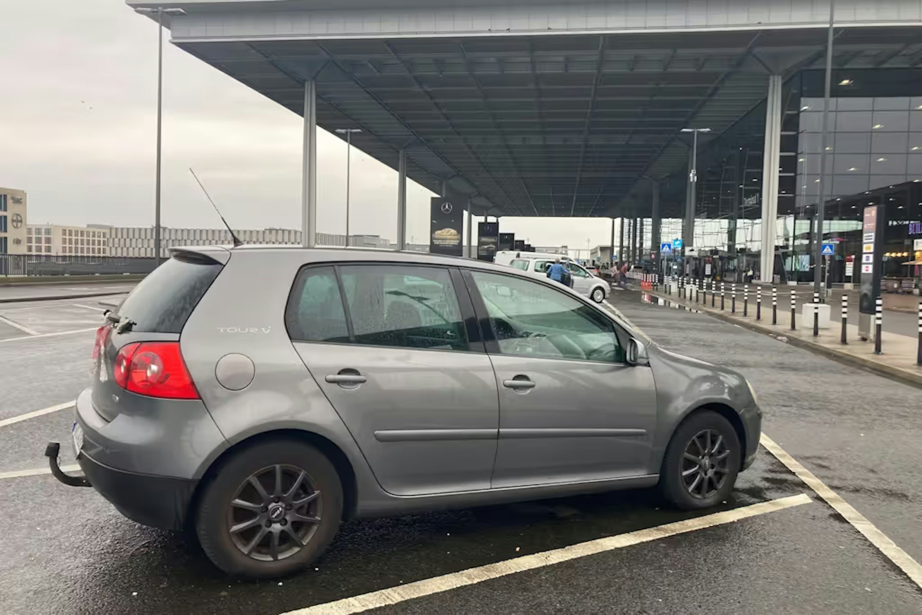 Dieser Golf steht seit über einem Jahr auf dem Kurzzeitparkplatz des Hauptstadtflughafens BER.