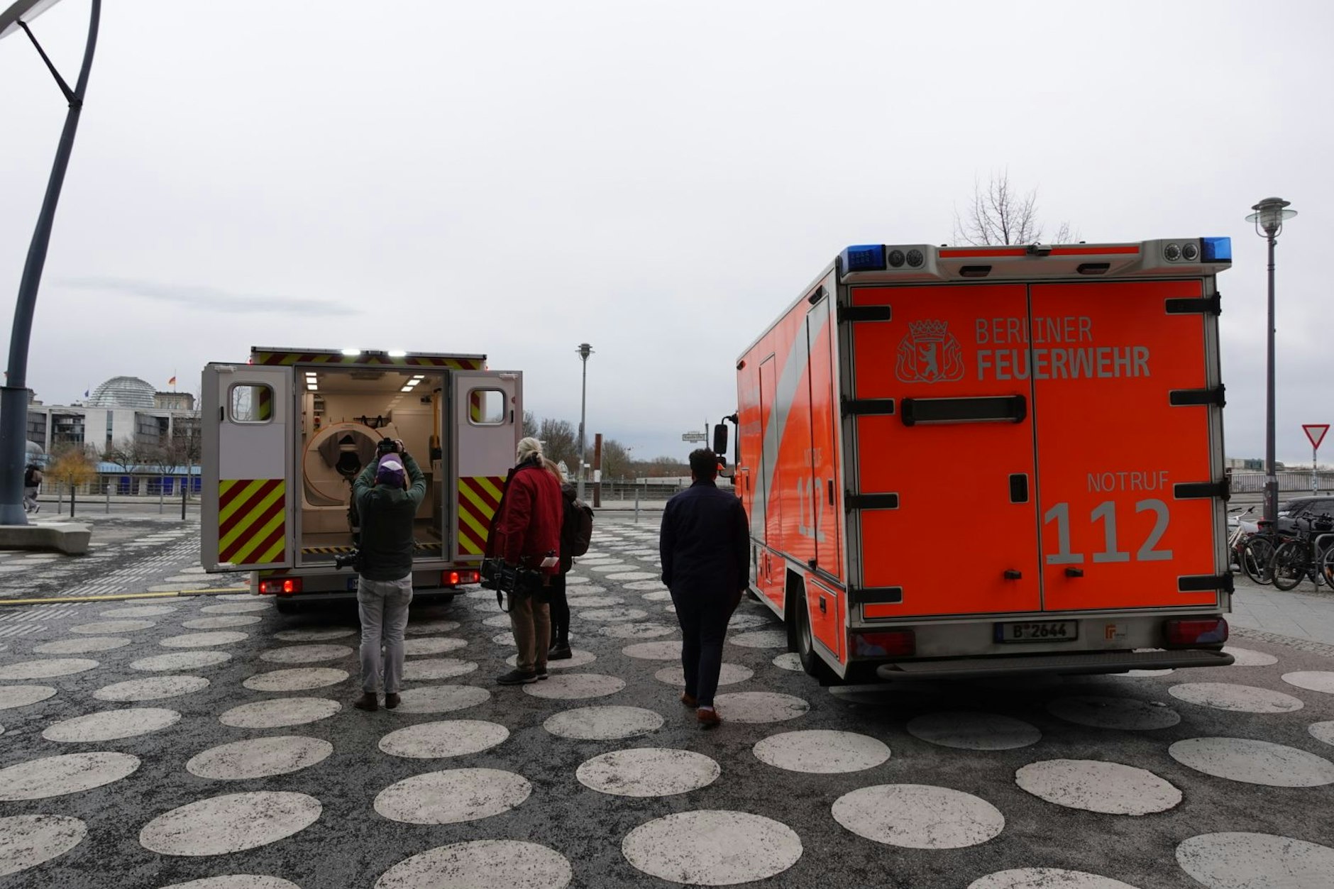 Zwei Generationen von Stroke-Einsatz-Mobilen: Rechts das Berliner Modell, das seit 2017 unterwegs ist. Links das neue aus Mannheim, das demnächst seinen Betrieb aufnimmt.