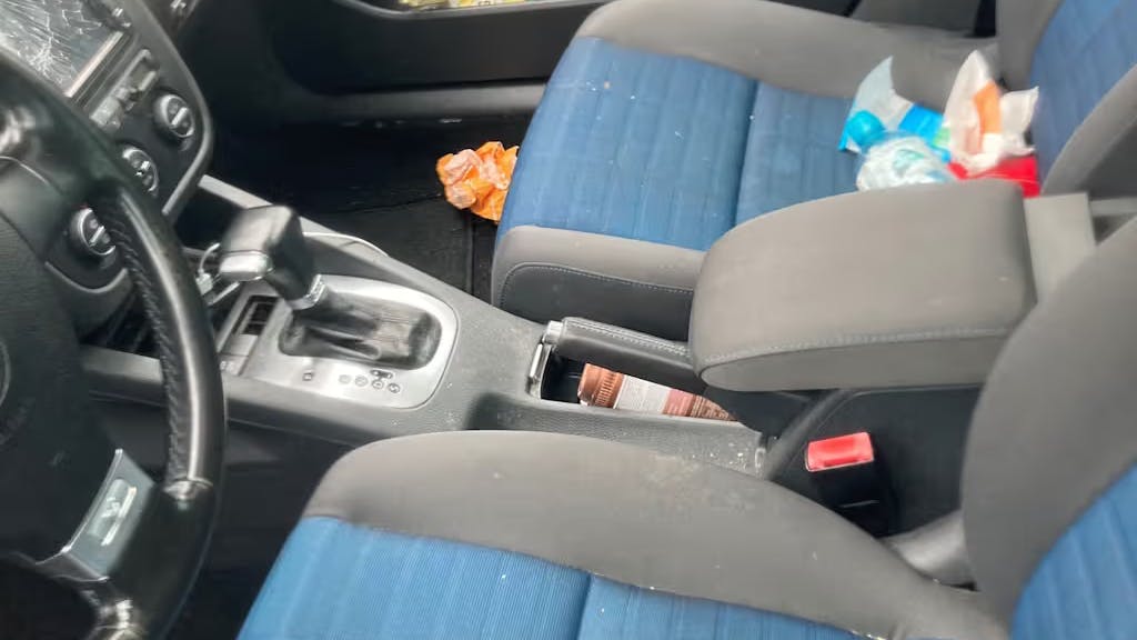 Etwas unaufgeräumt, so wie viele Autos. Das Bedienungsdisplay ist allerdings kaputt.