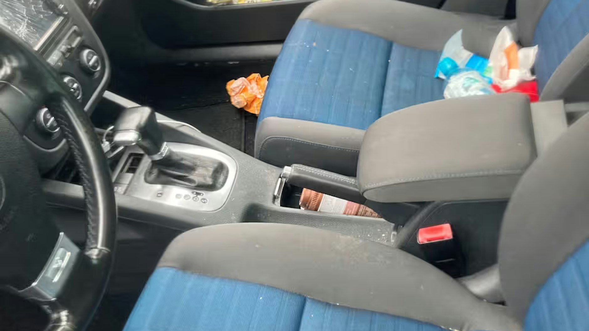 Etwas unaufgeräumt, so wie viele Autos. Das Bedienungsdisplay ist allerdings kaputt.