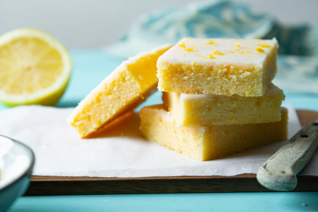 Saftige Zitronen-Brownies: Rezept für Lemonies