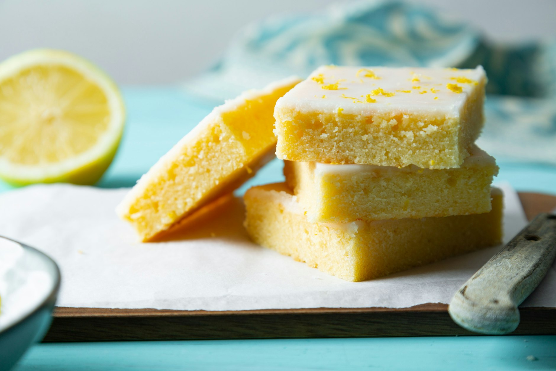 Fruchtig, extra saftig und zum Reinbeißen: Lemonies sind einzigartige Zitronen-Brownies.