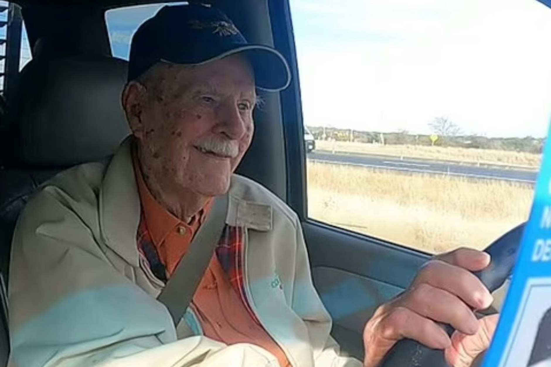 Thomas Davis sitzt mit 101 Jahren noch immer hinterm Steuer.