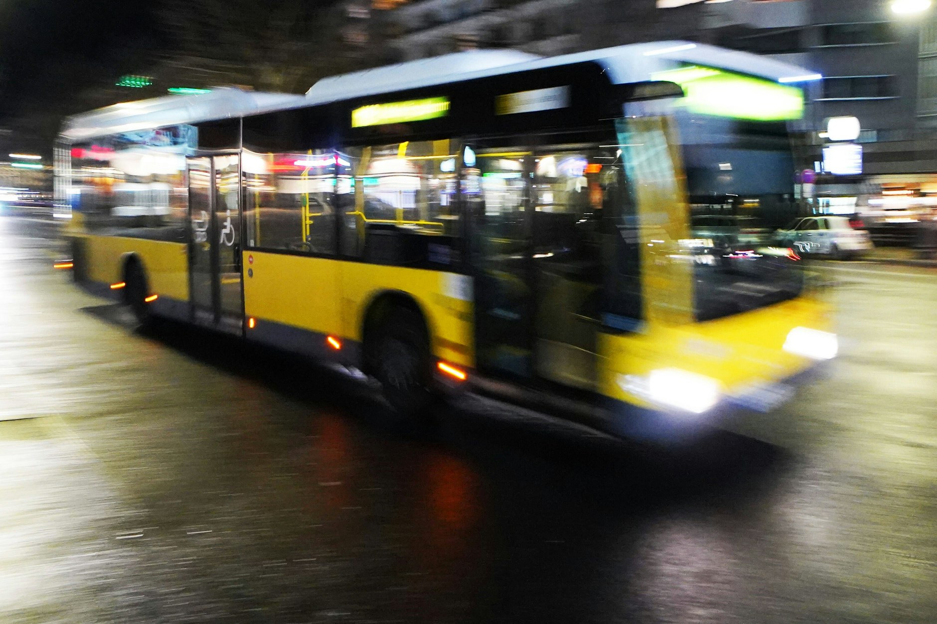 Am Wochenende schossen Chaoten auf mehrere Busse der BVG, zum Glück wurde niemand verletzt.