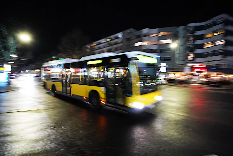 Am Wochenende schossen Chaoten auf mehrere Busse der BVG, zum Glück wurde niemand verletzt.