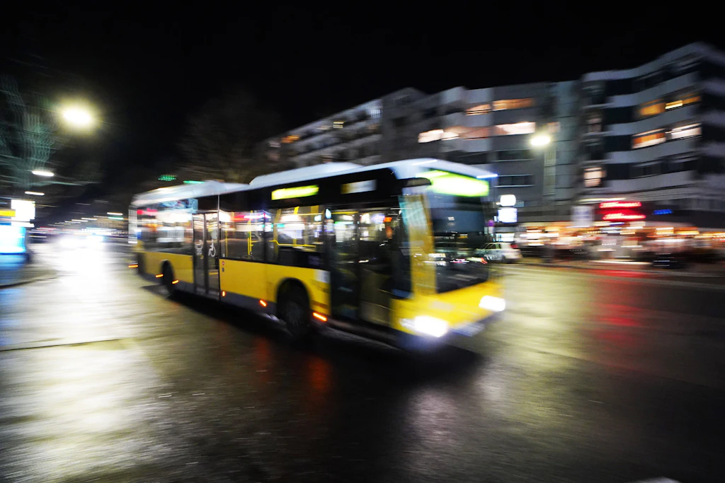 Horror-Fälle in Berlin: Chaoten greifen BVG-Busse und Rettungswagen an