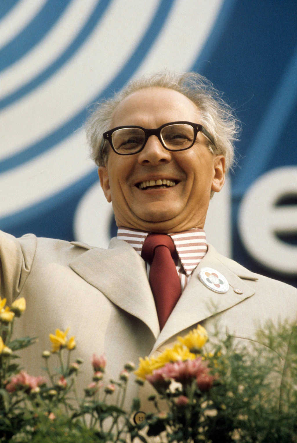 Beste Witze aus der DDR: Erich Honecker spaziert durch Ostberlin ...