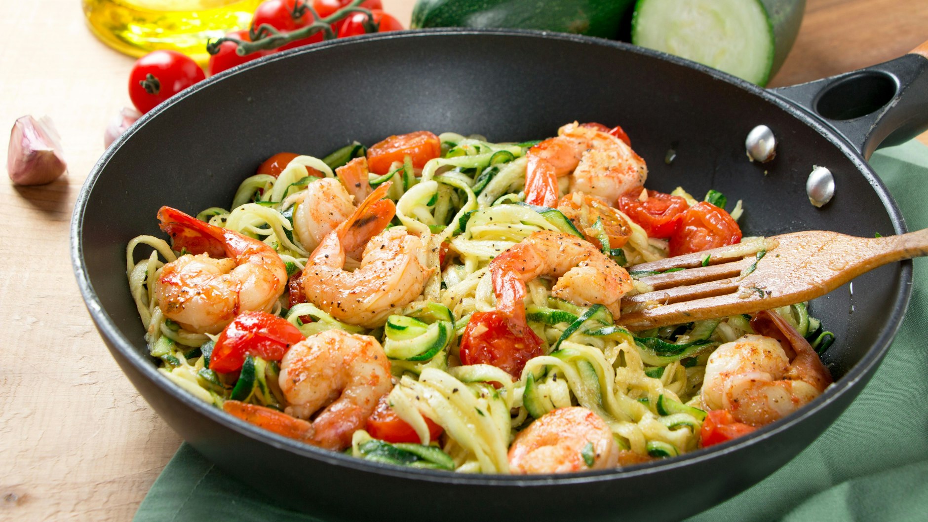 Das Zoodle-Rezept kann vielseitig ergänzt werden, zum Beispiel mit Garnelen.