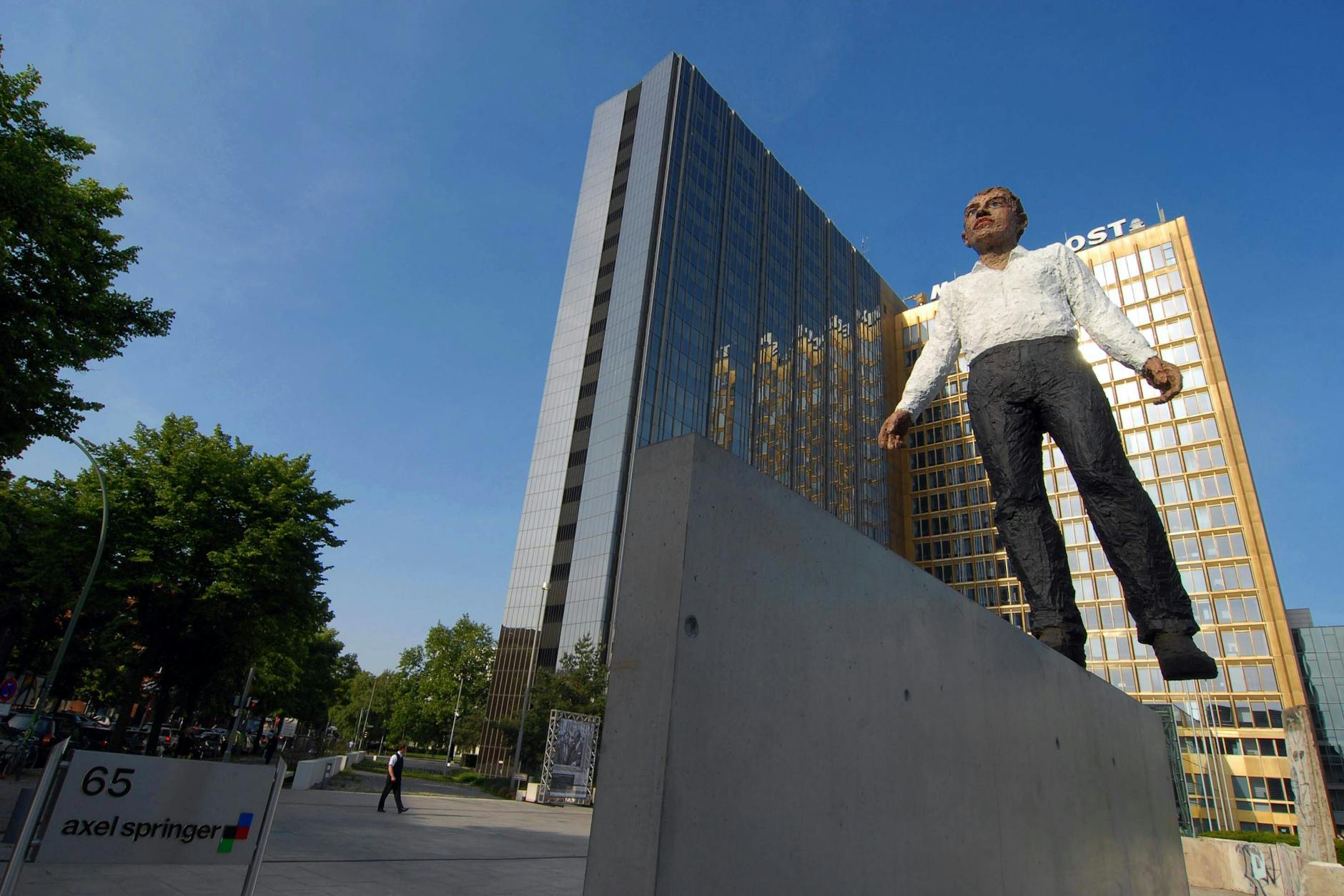 Skulptur vor dem Springer-Hochhaus