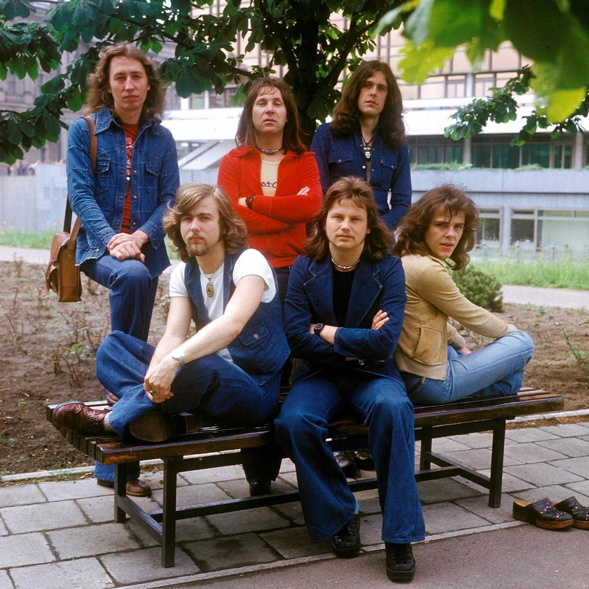 Bank-Pose 1976: Keyboarder Ulrich „Ed“ Swillms, Gitarrist Bernd Römer, Sänger Herbert Dreilich, Bassist Henning Protzmann, Schlagzeuger Michael Schwandt und Sänger Hans-Joachim Neumann (v.l.).