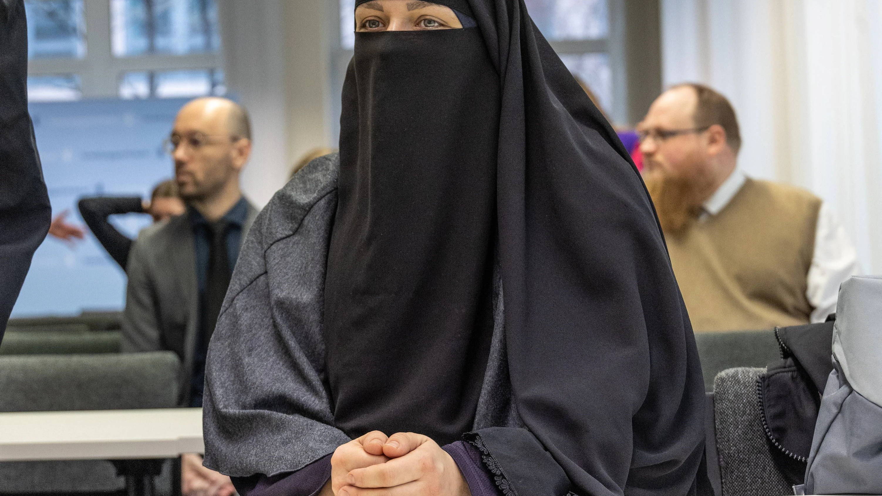 Nancy A. (33) will mit dem Gesichtsschleier Auto fahren, darf es aber nicht.