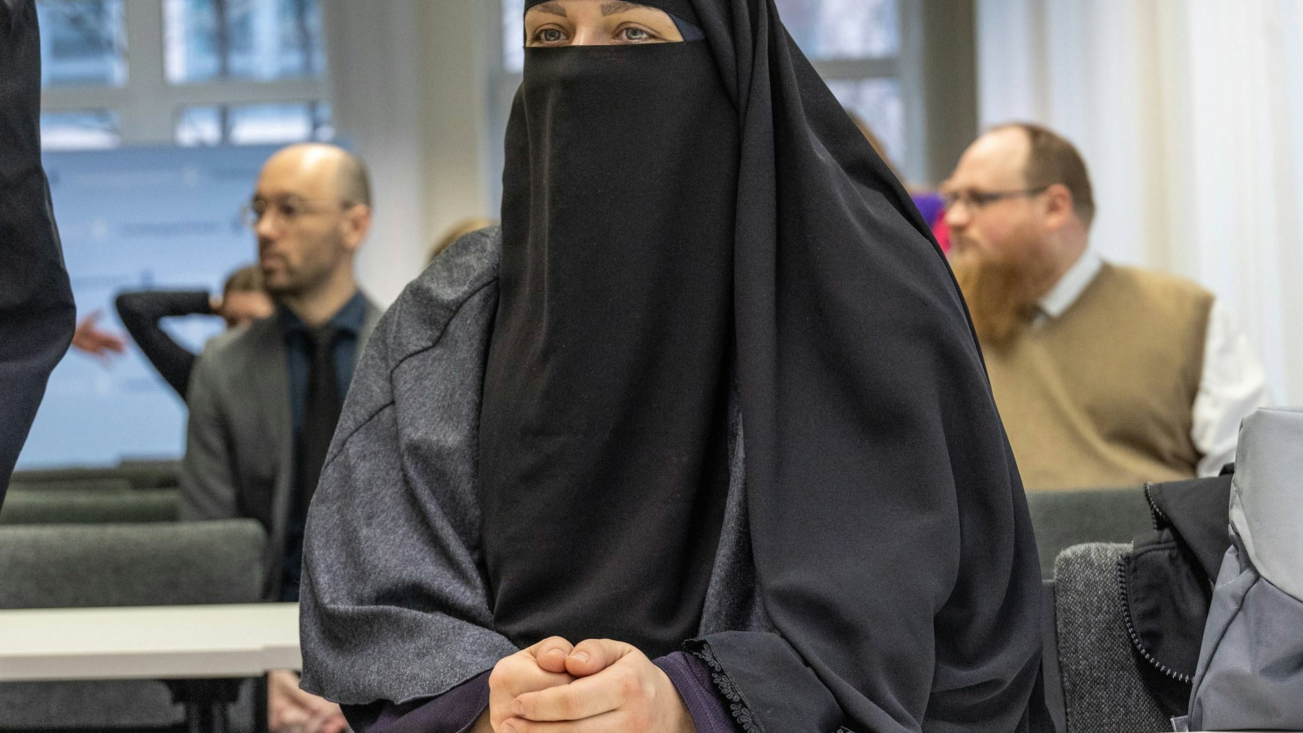 Nancy A. (33) will mit dem Gesichtsschleier Auto fahren, darf es aber nicht.