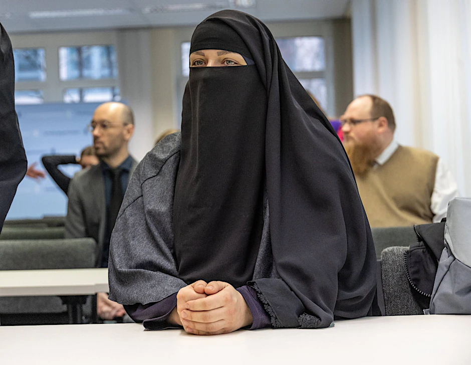 Muslimin Nancy A. mit ihrem Rechtsanwalt vor dem Verwaltungsgericht Berlin