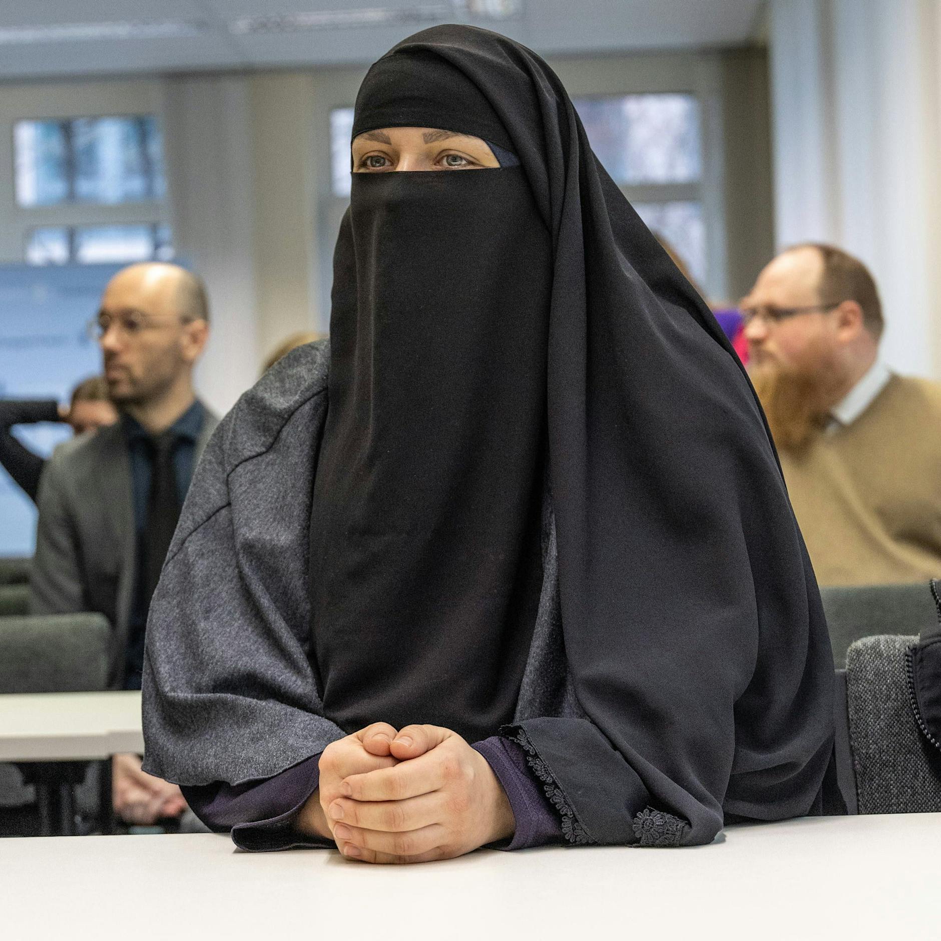 Quengel-Muslimin darf nicht vollverschleiert Auto fahren