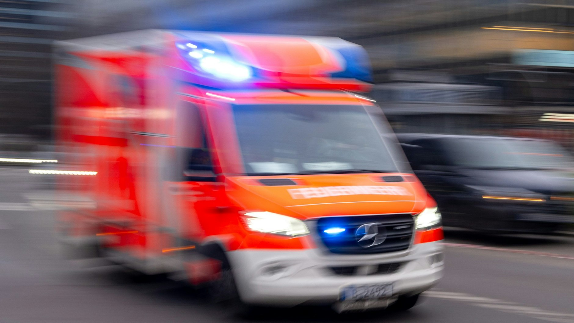 In letzter Zeit häufen sich Angriffe auf Berliner Rettungsfahrzeuge. Unbekannte Täter lockerten schon mehrfach Radmuttern an den Einsatzwagen.