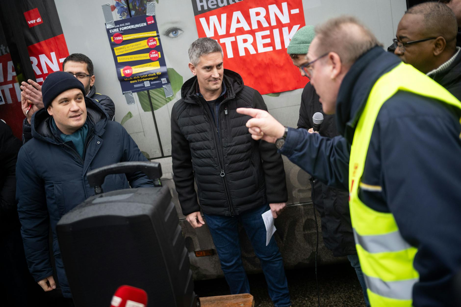 Lukas Krieger (links) von der CDU unterstützt die Forderungen der Streikenden vom Betriebshof Cicerostraße nicht. Die sind sauer.