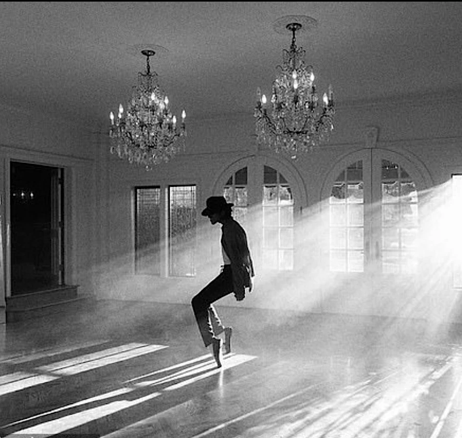 Jaafar Jackson ist im Blockbuster „Michael“ beim Nachstellen von Jacksons Moonwalk zu sehen.