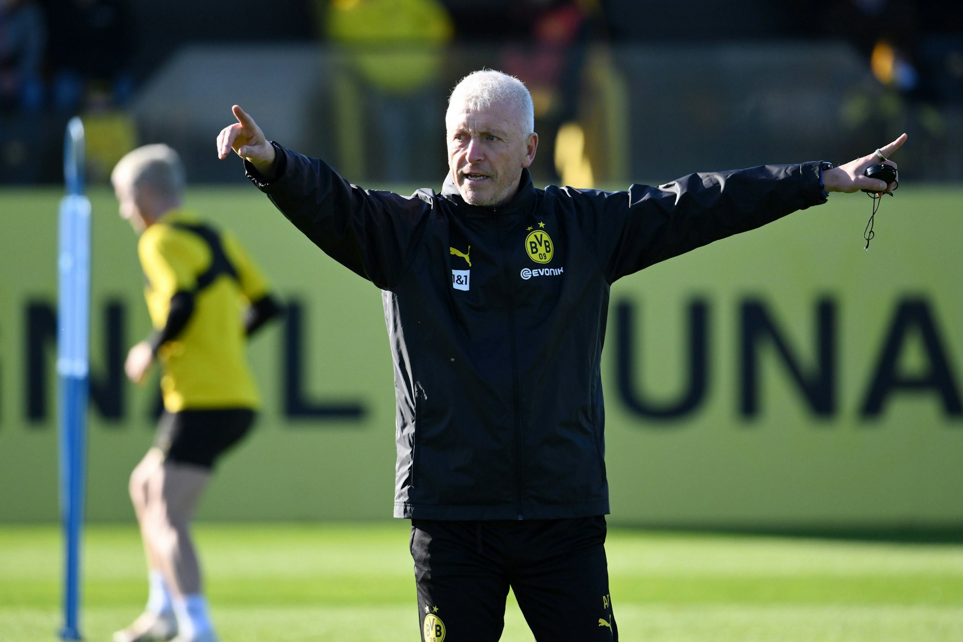 Armin Reutershahn (64) coachte zuletzt den BVB unter Trainer Edin Terzic (42). Jetzt soll er Hertha BSC und Chefcoach Cristian Fiel (44) helfen.
