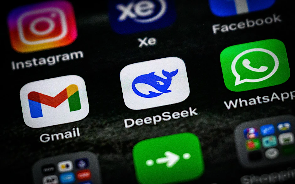 DeepSeek-Logo auf Handybildschirm.