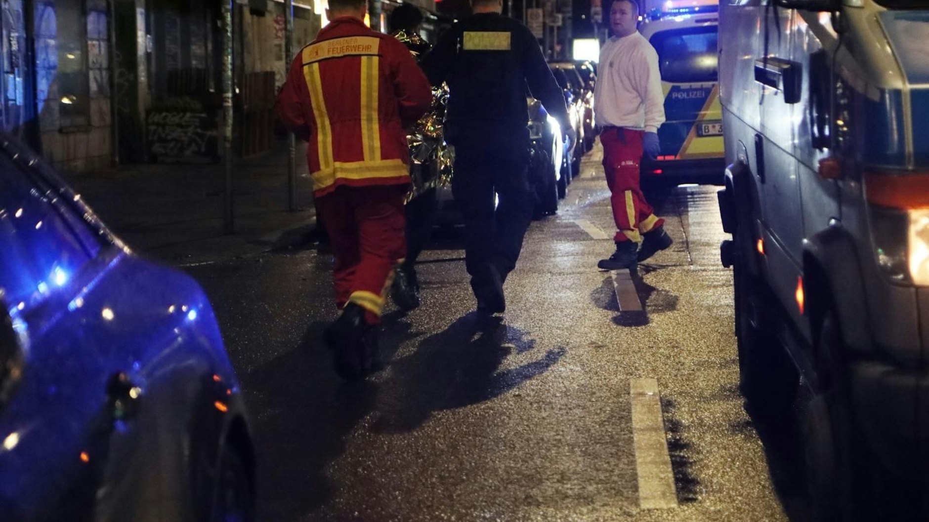 Nach einer Messer-Attacke in Neukölln kam ein Verletzter in eine Klinik. 
