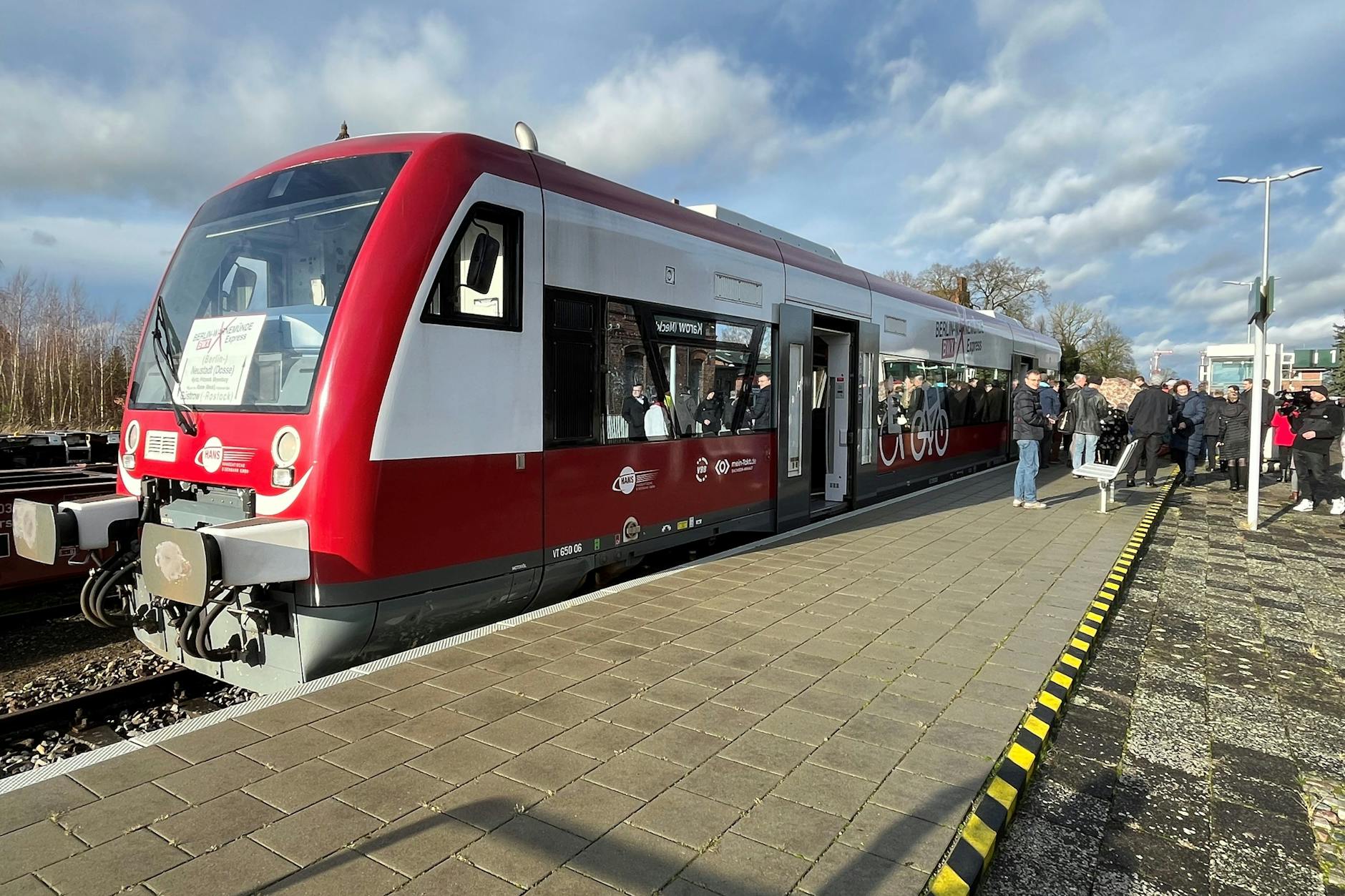 Halt in Karow (Mecklenburg): Während seiner Sonderfahrt hält der Berlin-Warnemünde-Express auch an dem Bahnknoten. Heute gibt es dort keinen regulären Personen- und Güterverkehr mehr.