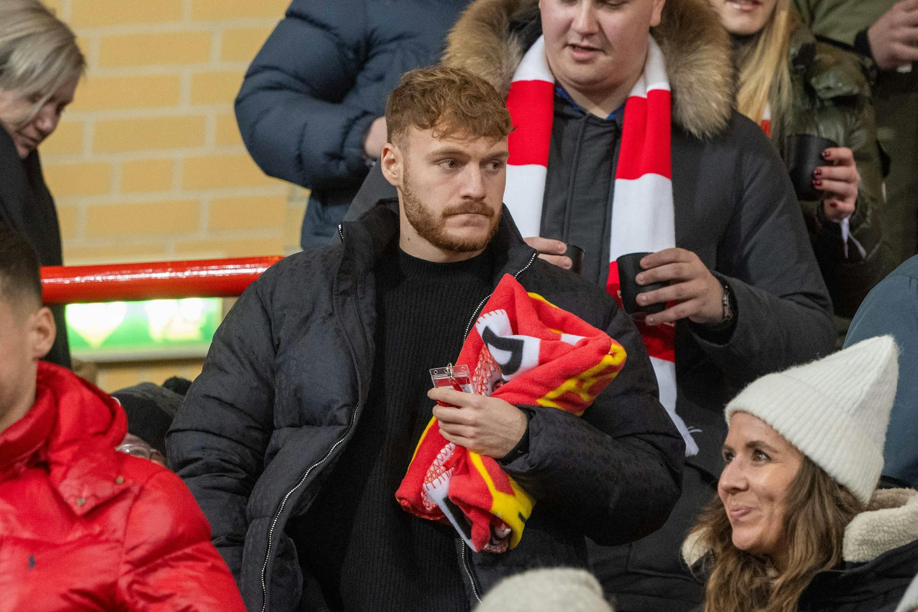 Der Blick sagt alles: Yorbe Vertessen (24) schiebt beim 1. FC Union Frust. Der Belgier fand sich gegen den FC Augsburg (0:2) sogar auf der Tribüne wieder.