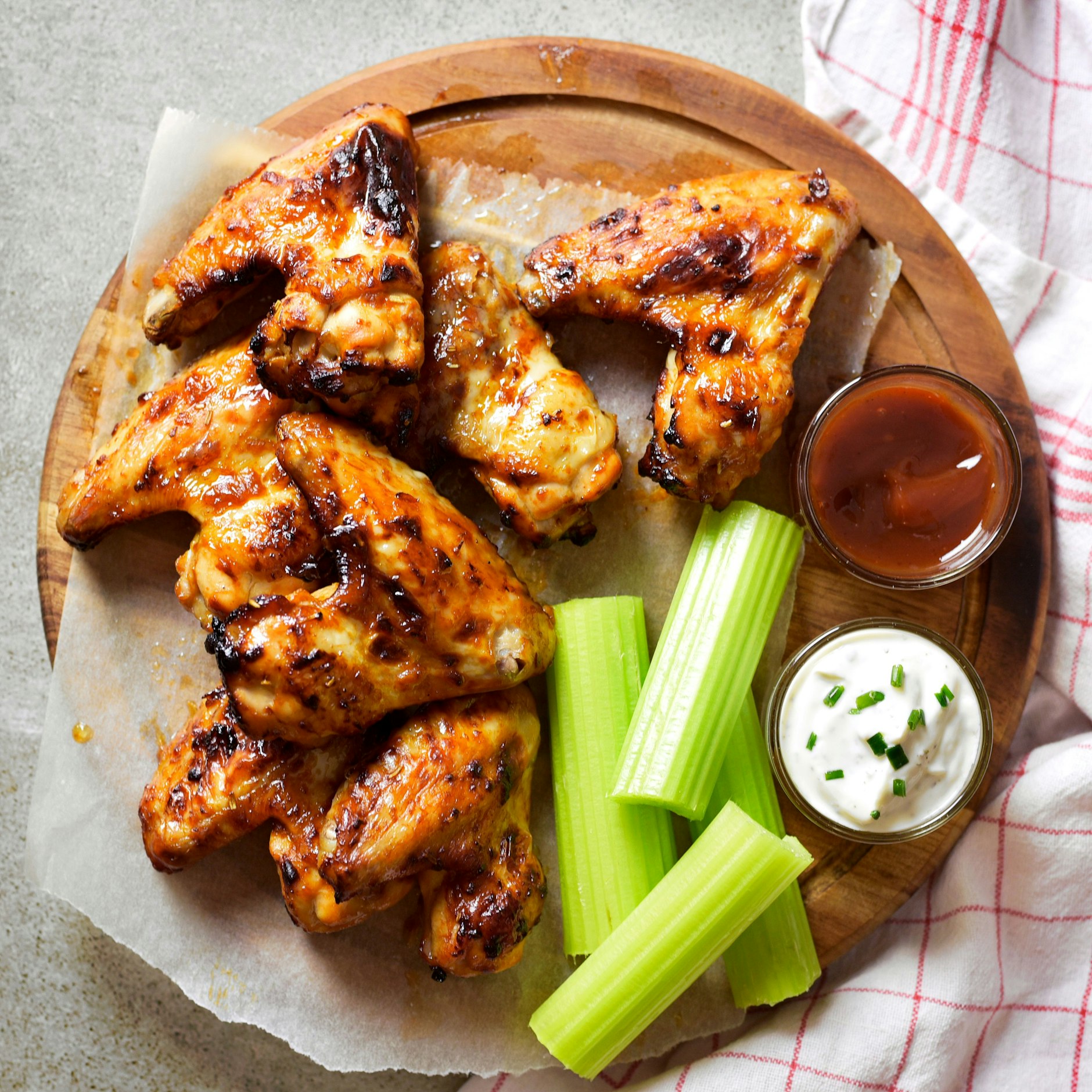 Dips ergänzen die Chickenwings perfekt, das kann auch nur Ketchup oder Sour Cream sein.