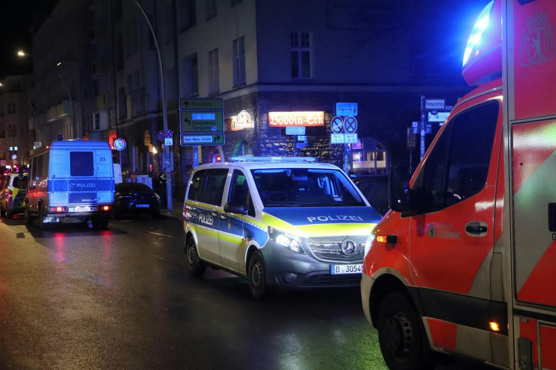 Nach einem Messer-Streit vor einer Kneipe in Neukölln hatten Polizei und Feuerwehr in der Nacht alle Hände voll zu tun.