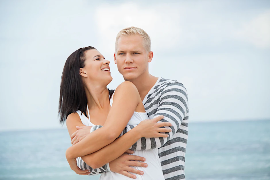 Nicht nur Männer, auch Frauen finden bei der ersten Annäherung jüngere Partner attraktiver.