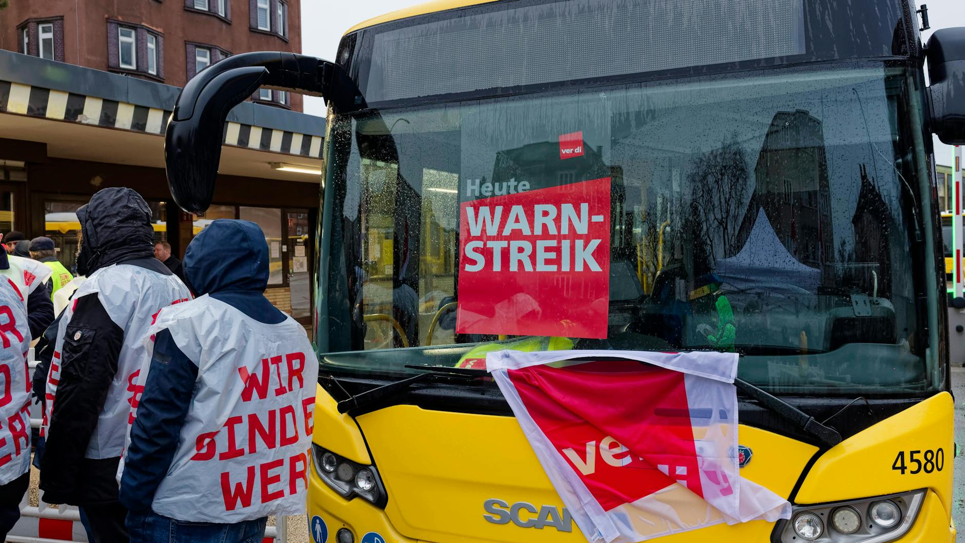 Warnstreik bei der BVG: Die Busse blieben im Betriebshof Müllerstraße .