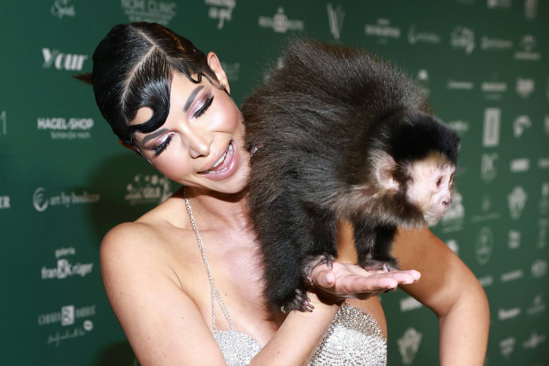 Schäfer trat bei einer „Dschungel-Party“ mit einem Affen auf.