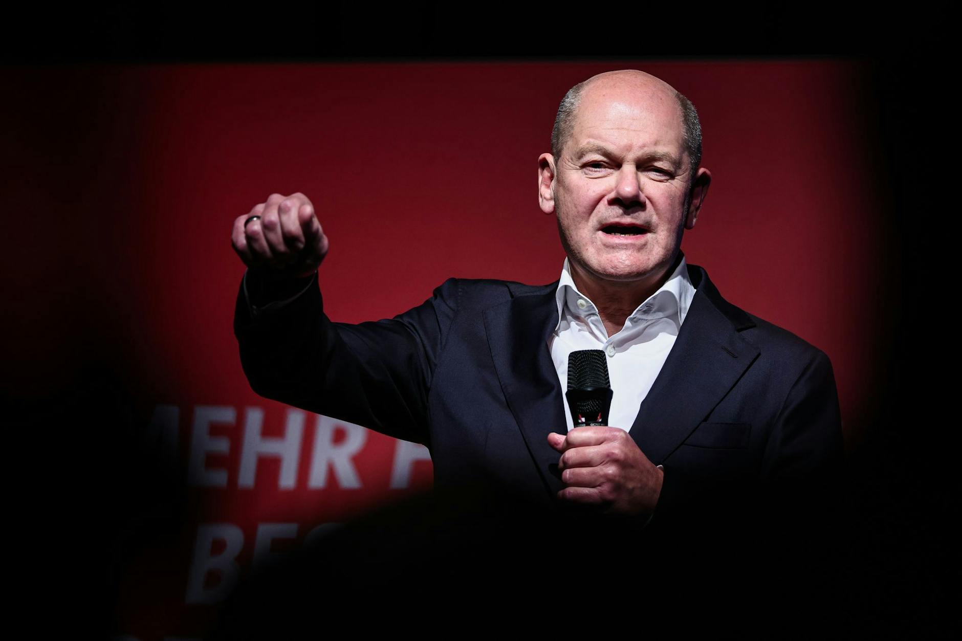 In seinem Element: Bundeskanzler Olaf Scholz beim Bürgergespräch im Festsaal Kreuzberg