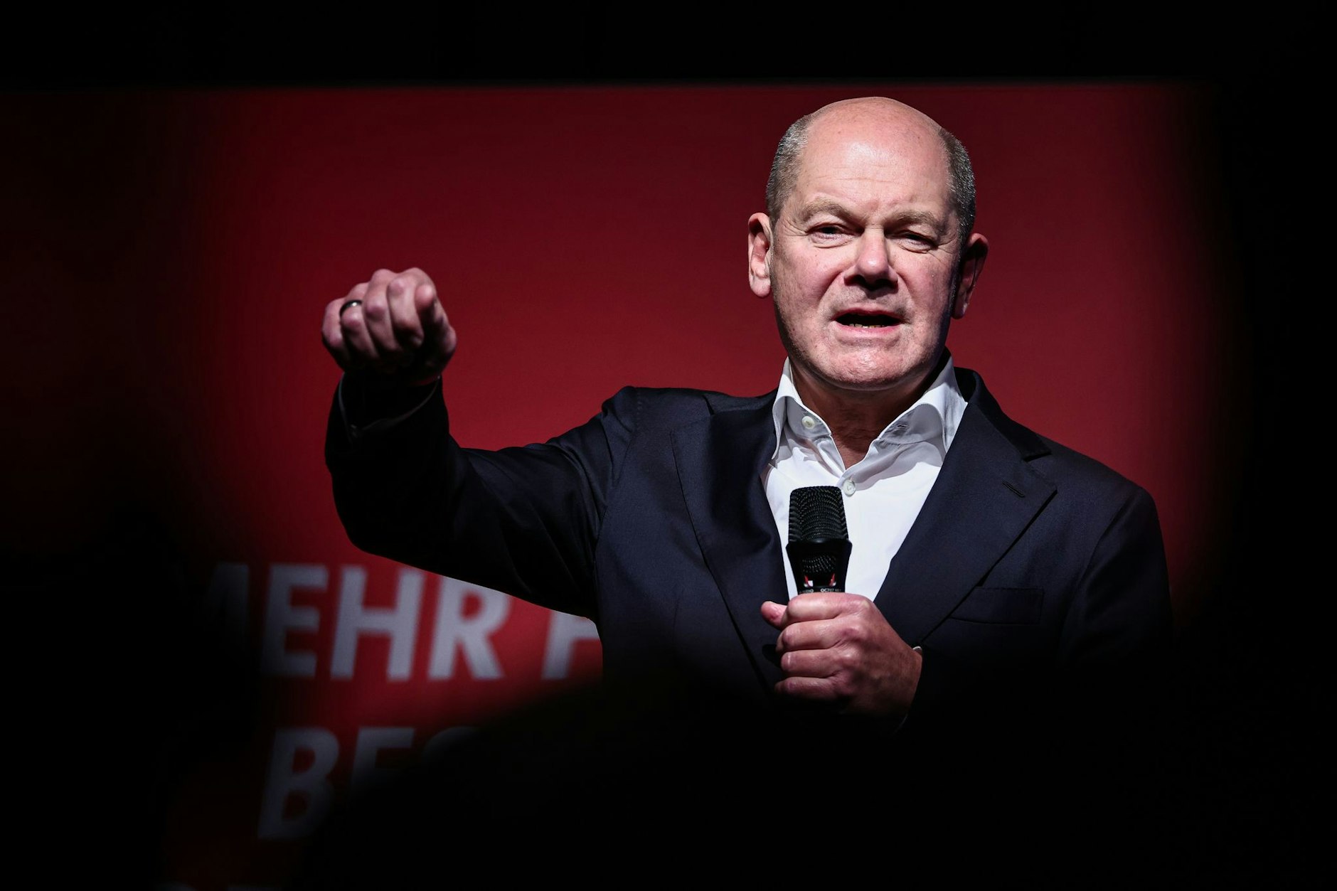In seinem Element: Bundeskanzler Olaf Scholz beim Bürgergespräch im Festsaal Kreuzberg