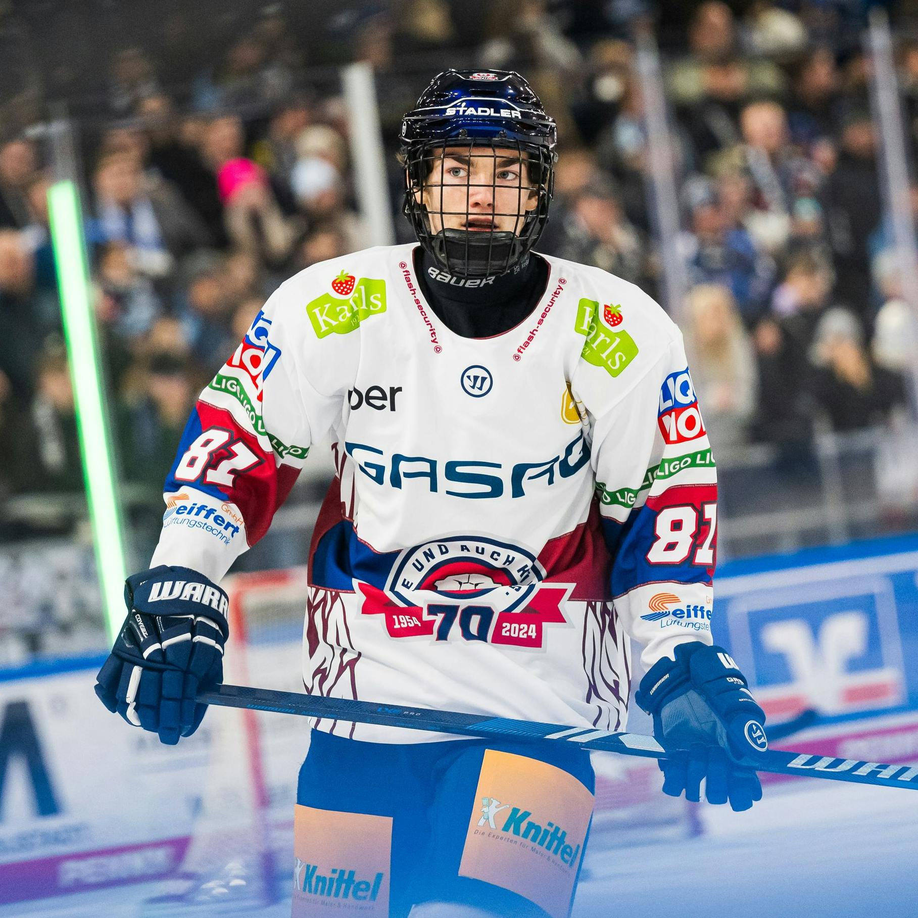 Noch keine 18, deshalb muss er noch mit Gittermaske spielen: Eisbär Elias Schneider.