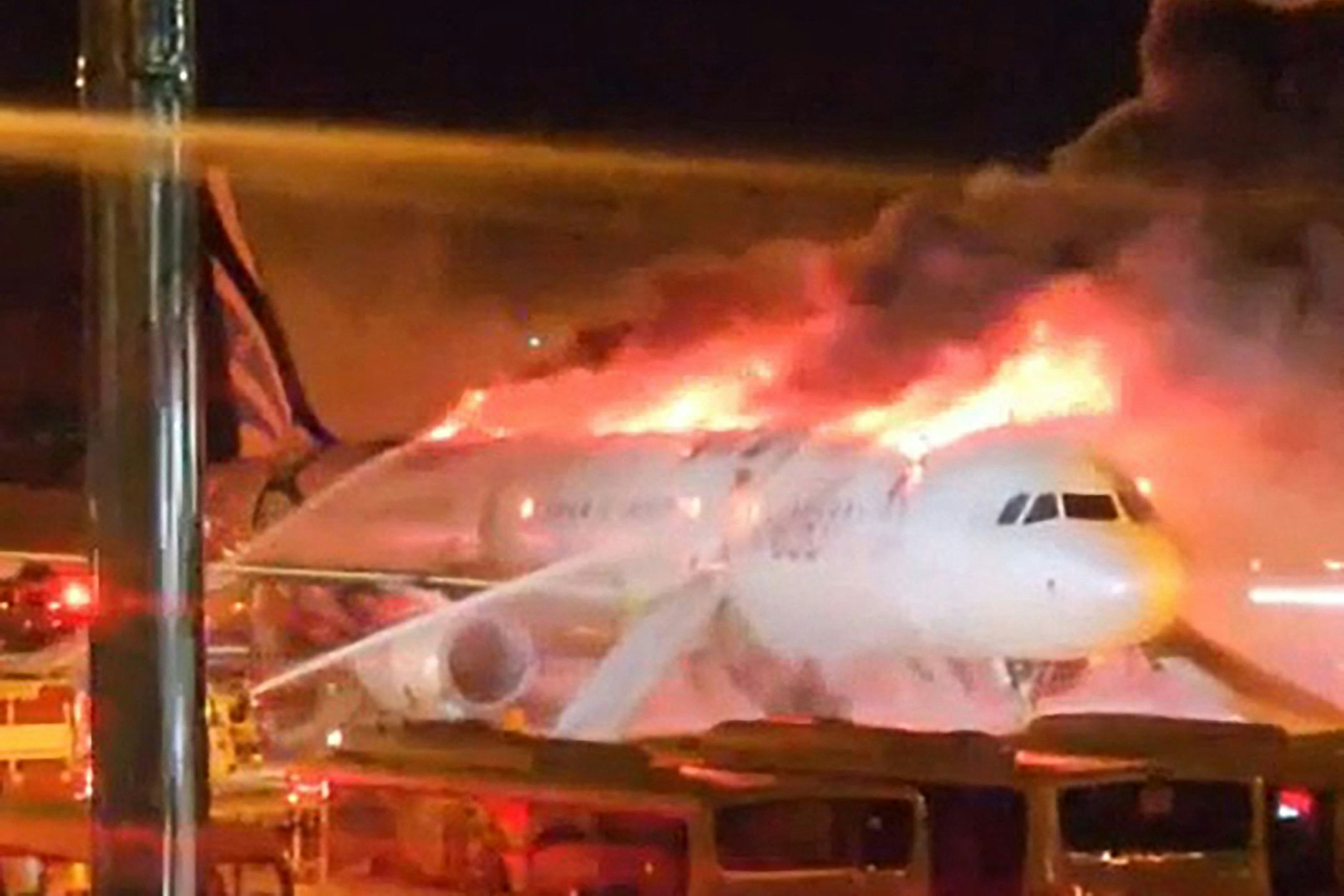 Das in Flammen stehende Flugzeug auf dem Airport von Busan in Südkorea. Alle 176 Menschen an Bord konnten gerettet werden.