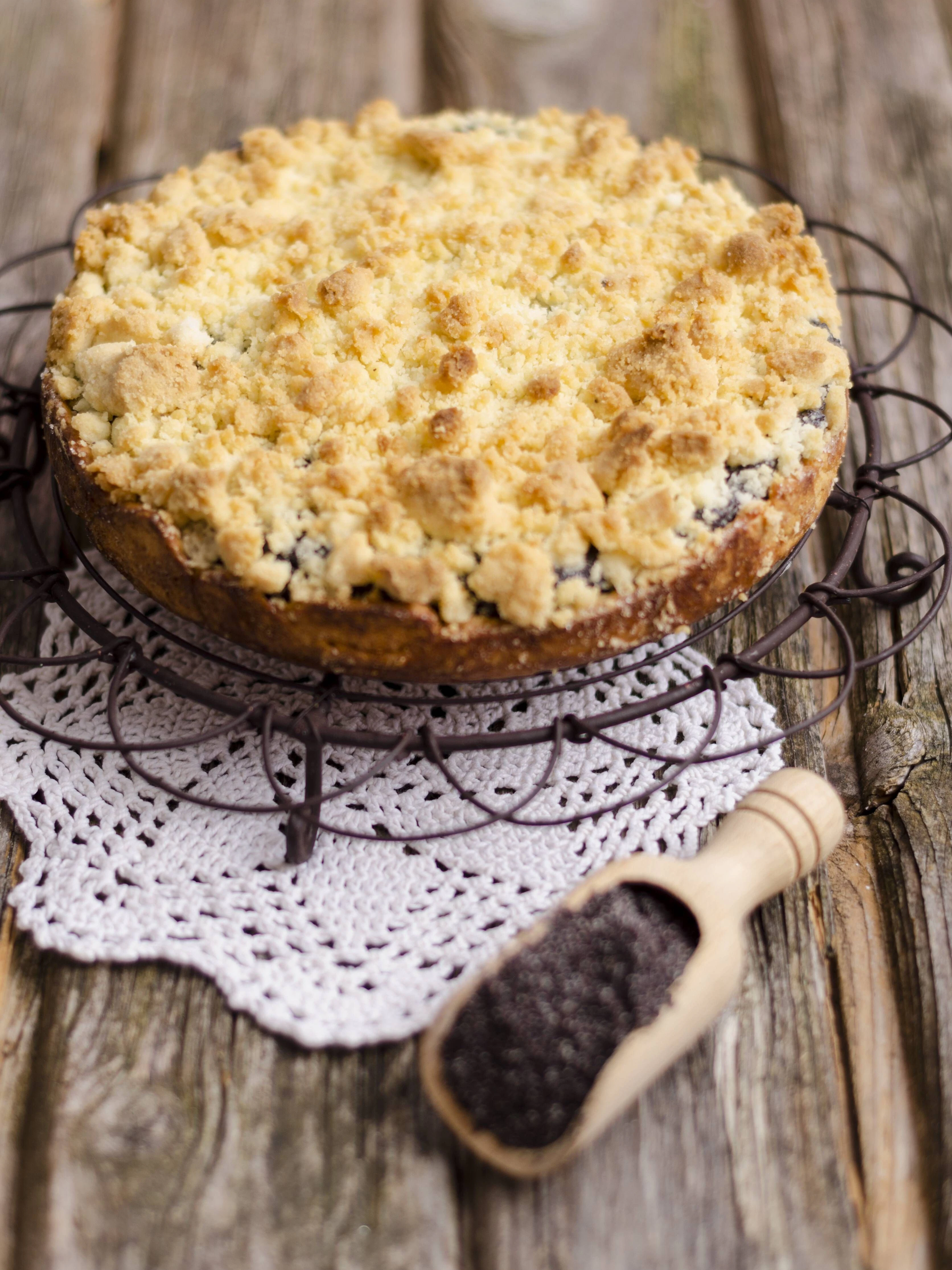 Richtig lecker: Die Mohnfüllung wird bei diesem Kuchen mit Pudding und knusprigen Streuseln getoppt. Probieren Sie das Rezept unbedingt aus!