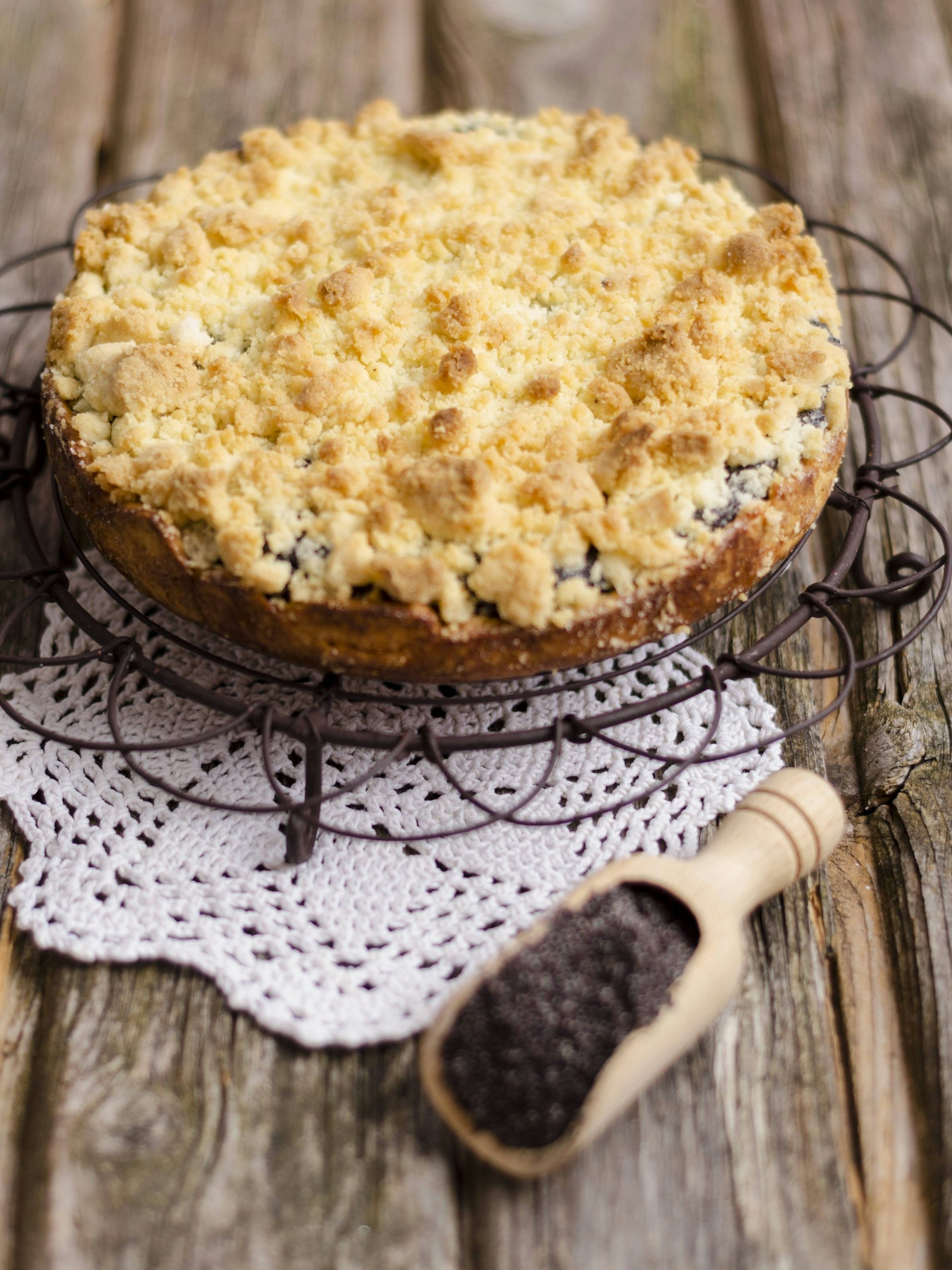 Richtig lecker: Die Mohnfüllung wird bei diesem Kuchen mit Pudding und knusprigen Streuseln getoppt. Probieren Sie das Rezept unbedingt aus!