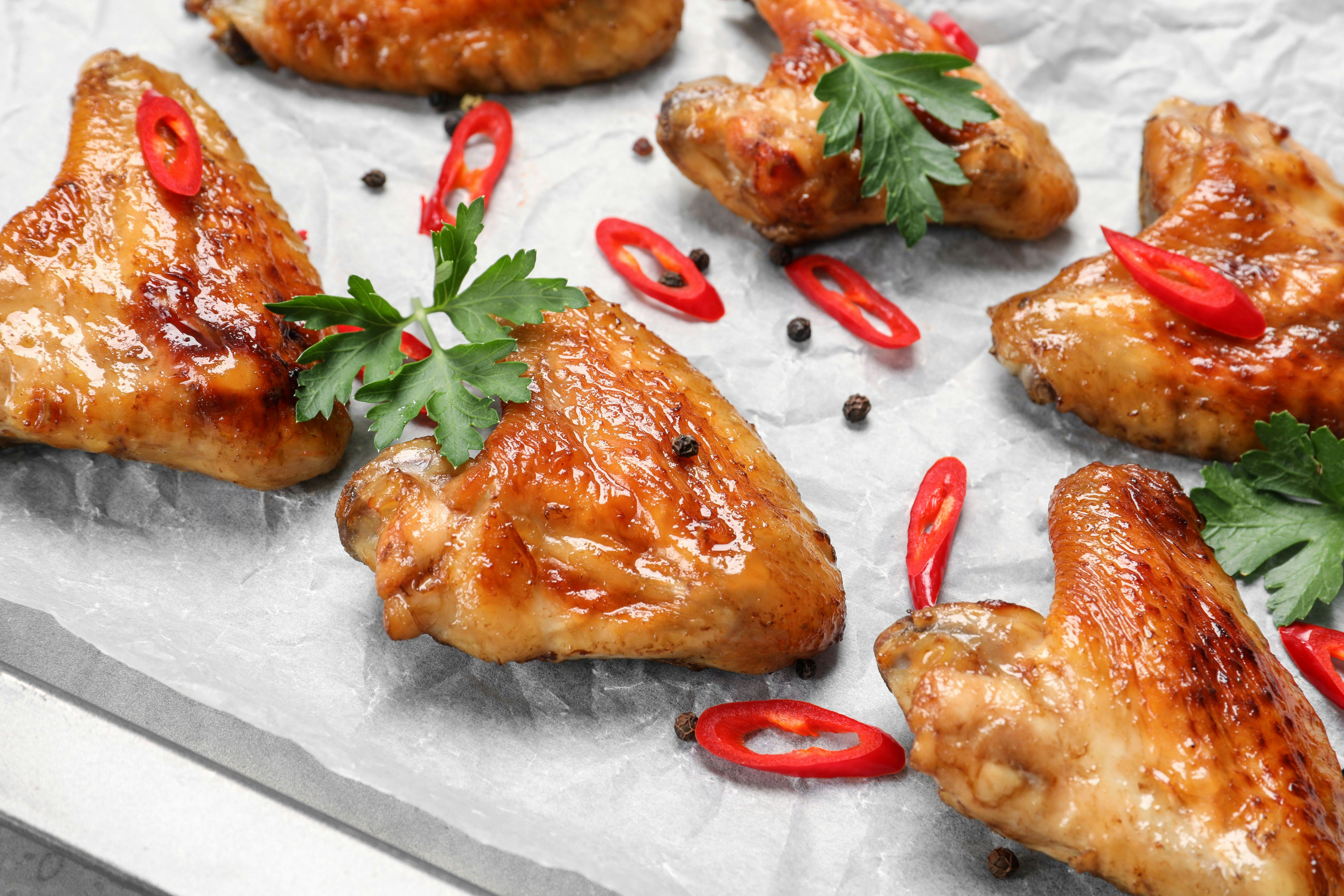 Würzige Chicken-Wings: Einfaches Rezept für Hähnchenflügel aus dem Ofen