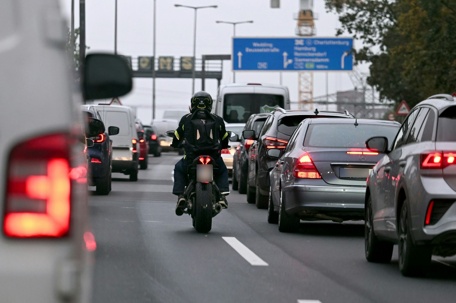 Pkw und Lieferfahrzeuge stehen auf der Stadtautobahn A100 nahe dem Dreieck Charlottenburg im Stau.