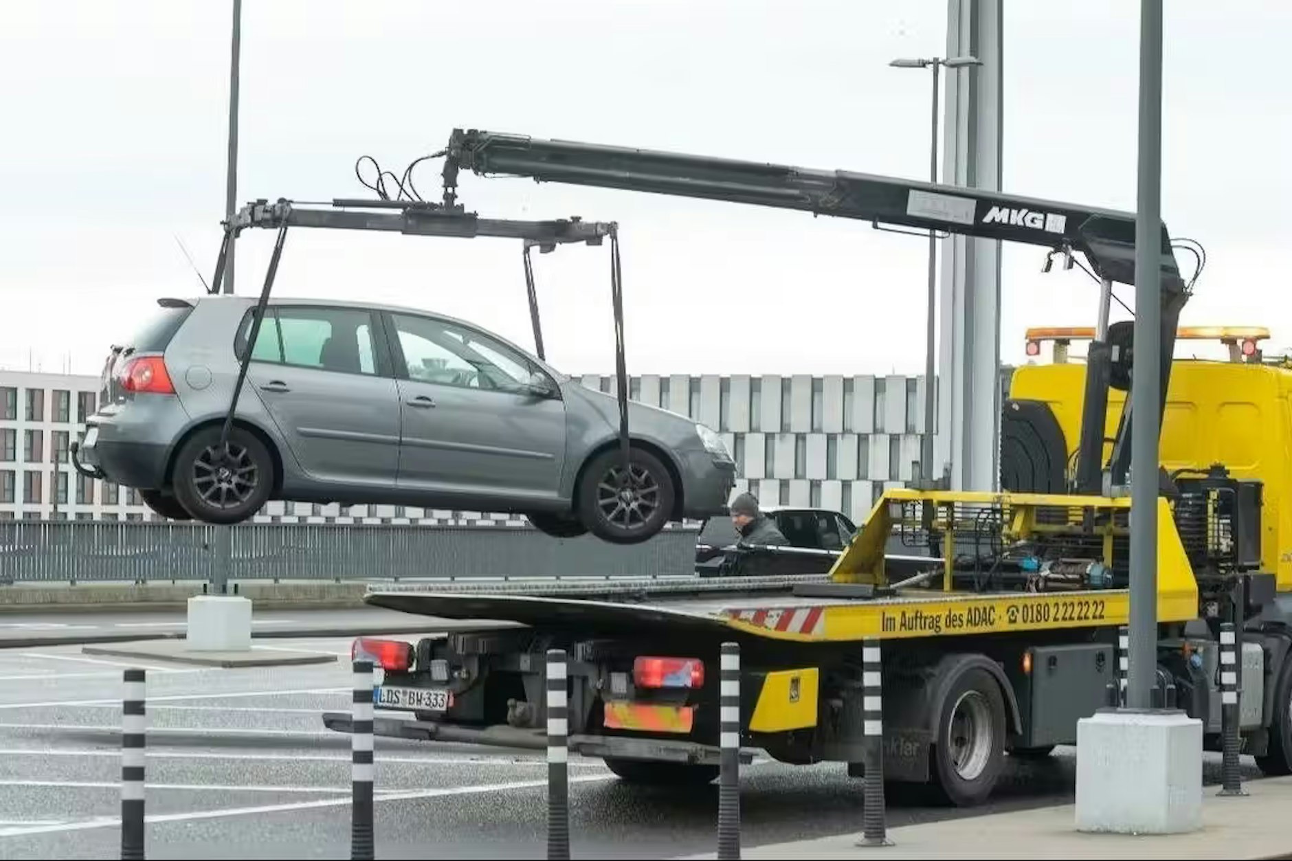 Hier wird der Wagen abgeschleppt.