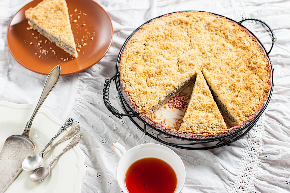 Leckerer Mohnkuchen mit Vanillepudding und Streuseln: Dieser Kuchen ist die perfekte Nascherei für den Nachmittag. Wir verraten Ihnen ein einfaches Rezept, mit dem Sie den Kuchen leicht backen können.