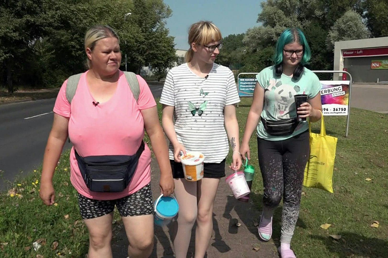 Sandra geht mit ihren Töchtern bei Hartz und herzlich in Rostock Brombeeren pflücken. Doch sie erwartet eine böse Überraschung!