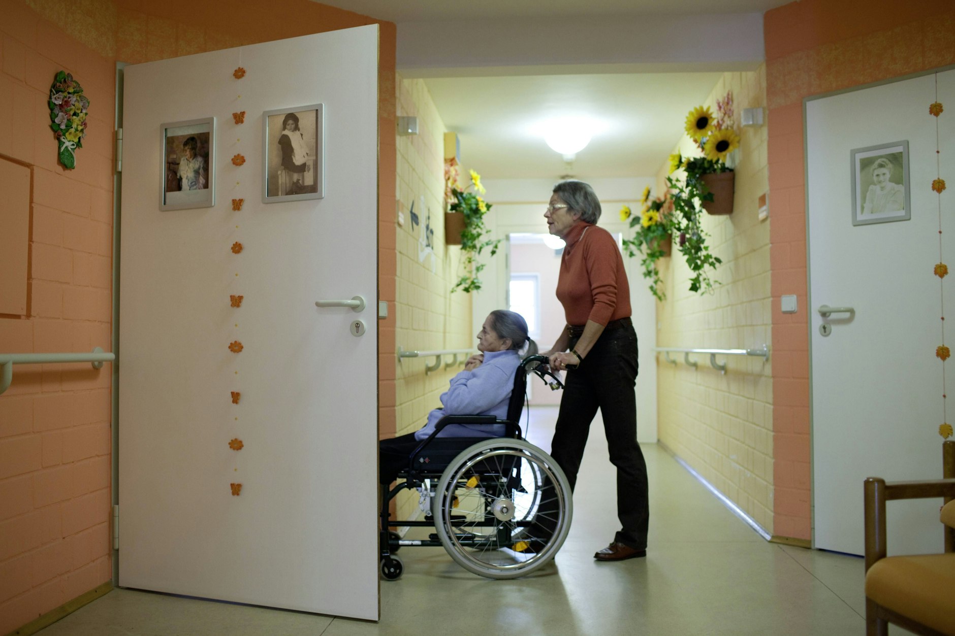 Wer zahlt, wenn die alten Eltern gepflegt werden müssen? Auch ihre Kinder können herangezogen werden, wenn sie gut verdienen.