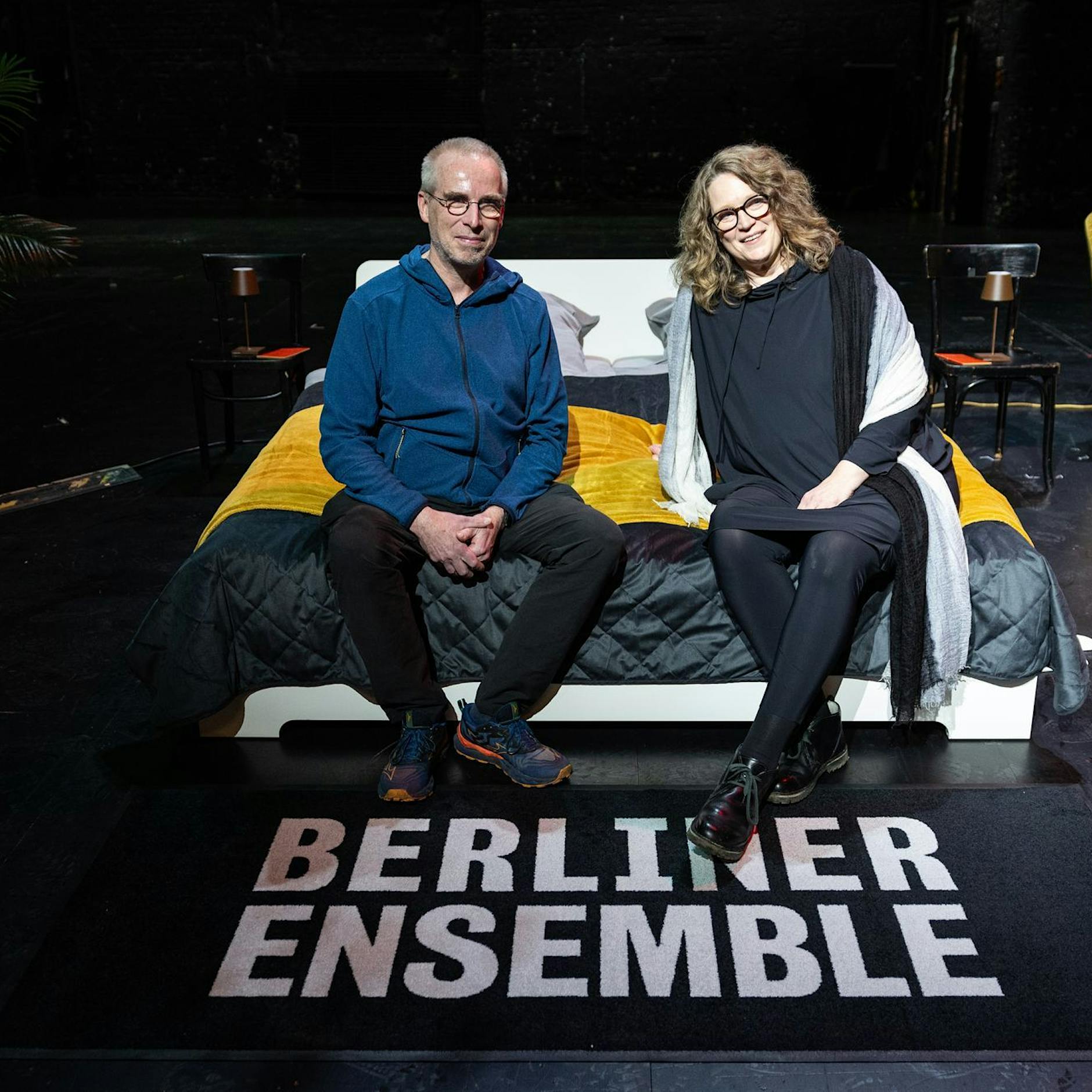 Dürfen die das? Pärchen nutzt weltberühmte Berliner Bühne als Hostel