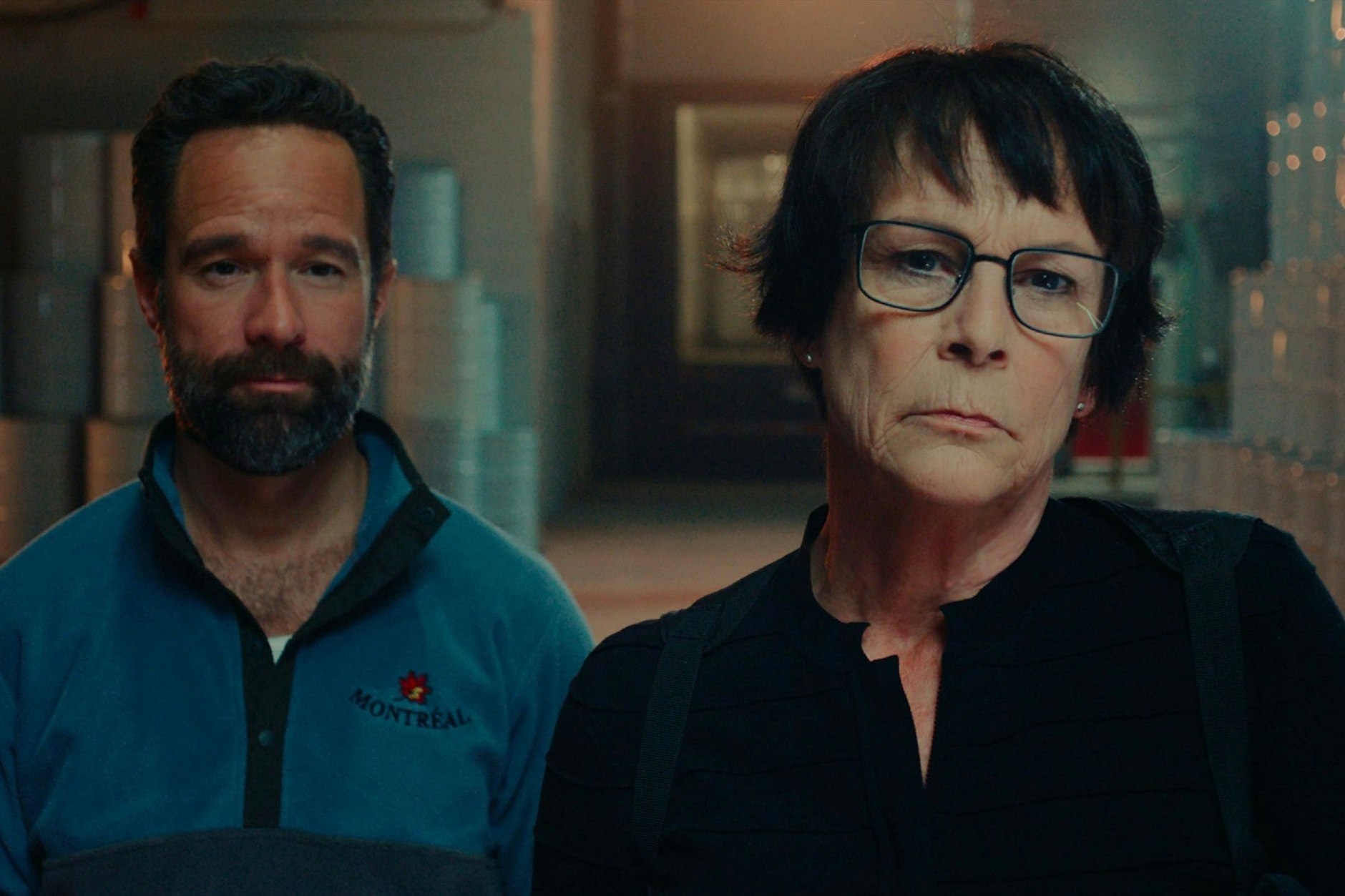 Chris Diamantopoulos und Jamie Lee Curtis in der neuen Amazon-Komödienserie „The Sticky“