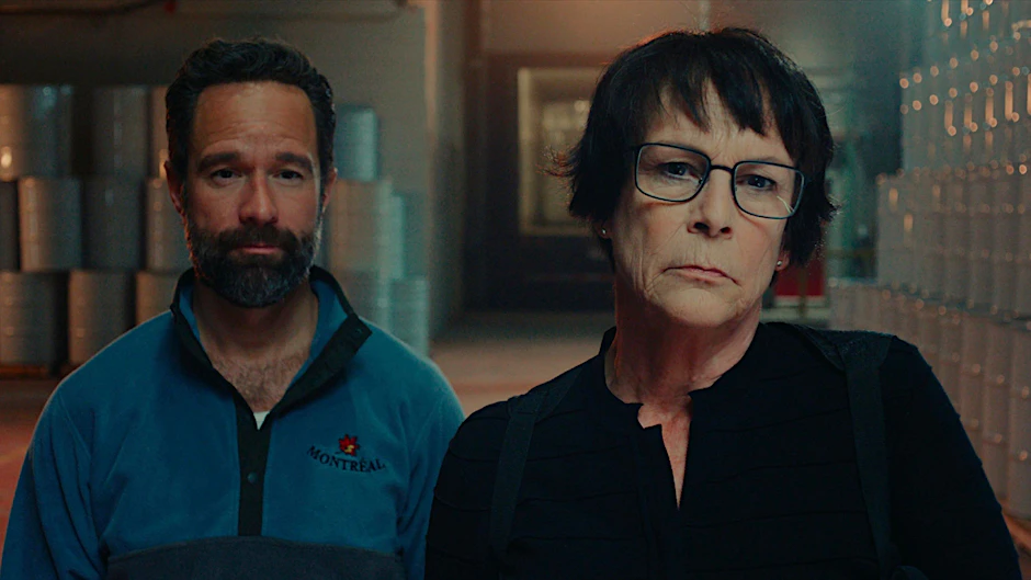 Chris Diamantopoulos und Jamie Lee Curtis in der neuen Amazon-Komödienserie „The Sticky“