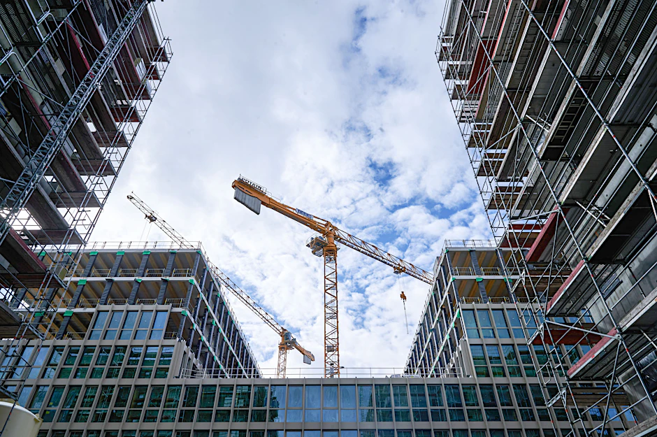 Kräne stehen auf der Baustelle eines Neubauprojektes der Degewo am Halleschen Ufer in Berlin. Auch hier sind die Schamlos-Makler am Start.