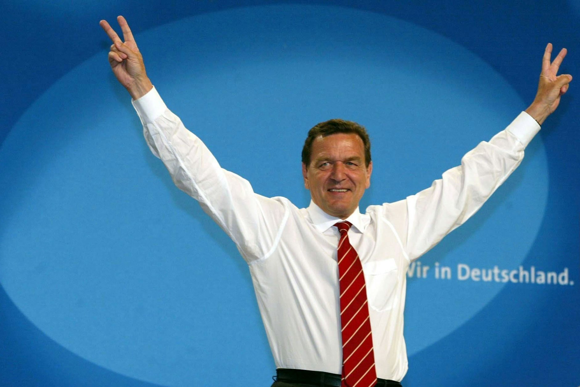 SPD-Kanzler <a href="https://www.berliner-zeitung.de/topics/gerhard-schroeder">Gerhard Schröder</a>&nbsp;senkte vor 25 Jahren den Spitzensteuersatz von 45 auf 42 Prozent. Was versprechen uns die Parteien jetzt?