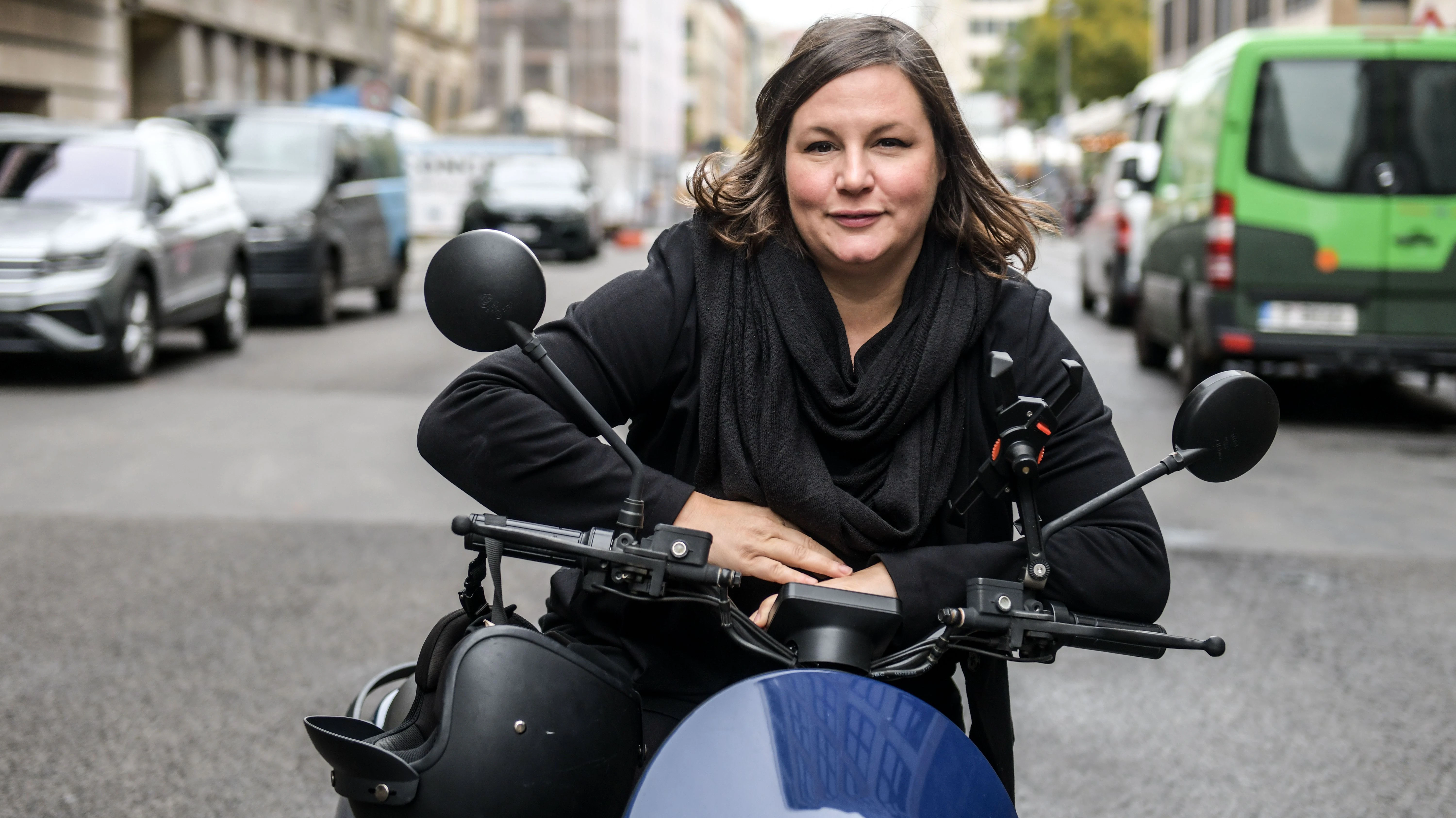 Auch mal mit dem Roller unterwegs: Die Grünen-Verkehrspolitikerin Antje Kapek fordert Frauenabteile in der Berliner U-Bahn.